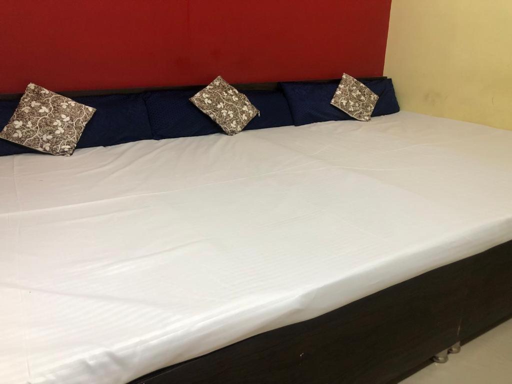 New Yanti Guest House Ujaim Exterior foto