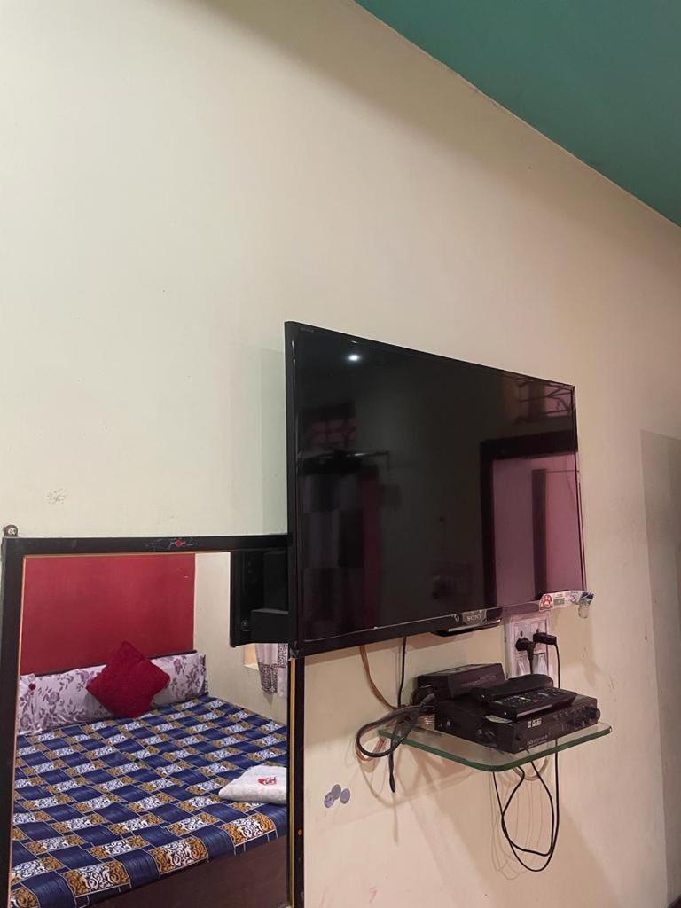 New Yanti Guest House Ujaim Exterior foto
