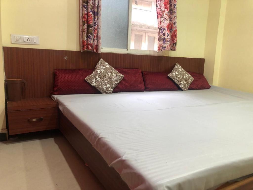New Yanti Guest House Ujaim Exterior foto